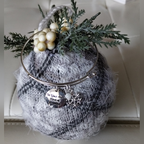 Avon Precious Charms Christmas Time Winter Themed Snowflake Bangle Bracelet - Picture 9 of 16